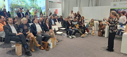 Un grupo de personas sentadas en el suelo

El contenido generado por IA puede ser incorrecto.
