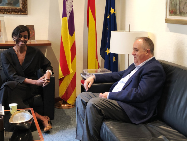El presidente de la Cámara recibe a Bisila Bokoko